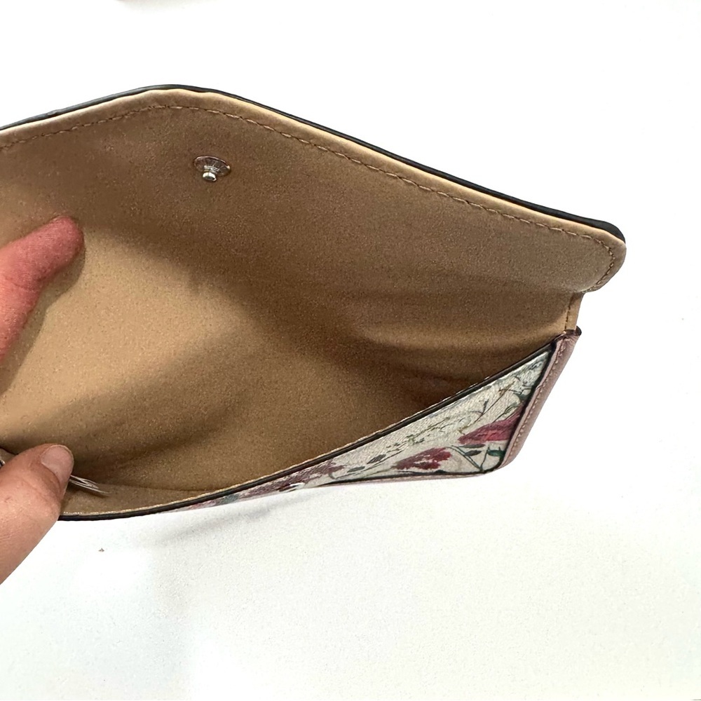 Guess Floral Wristlet Clutch Wallet Cream Tan Floral Simple Cute Minimalistic - Picture 4 of 6